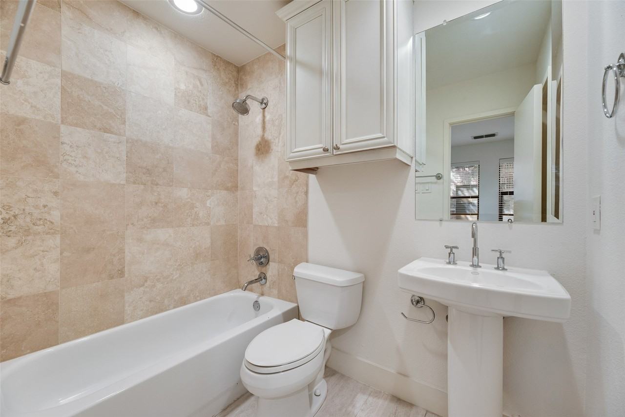 2411 N Hall St - Photo 6 of 20