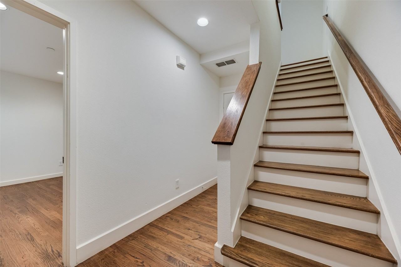 2411 N Hall St - Photo 7 of 20
