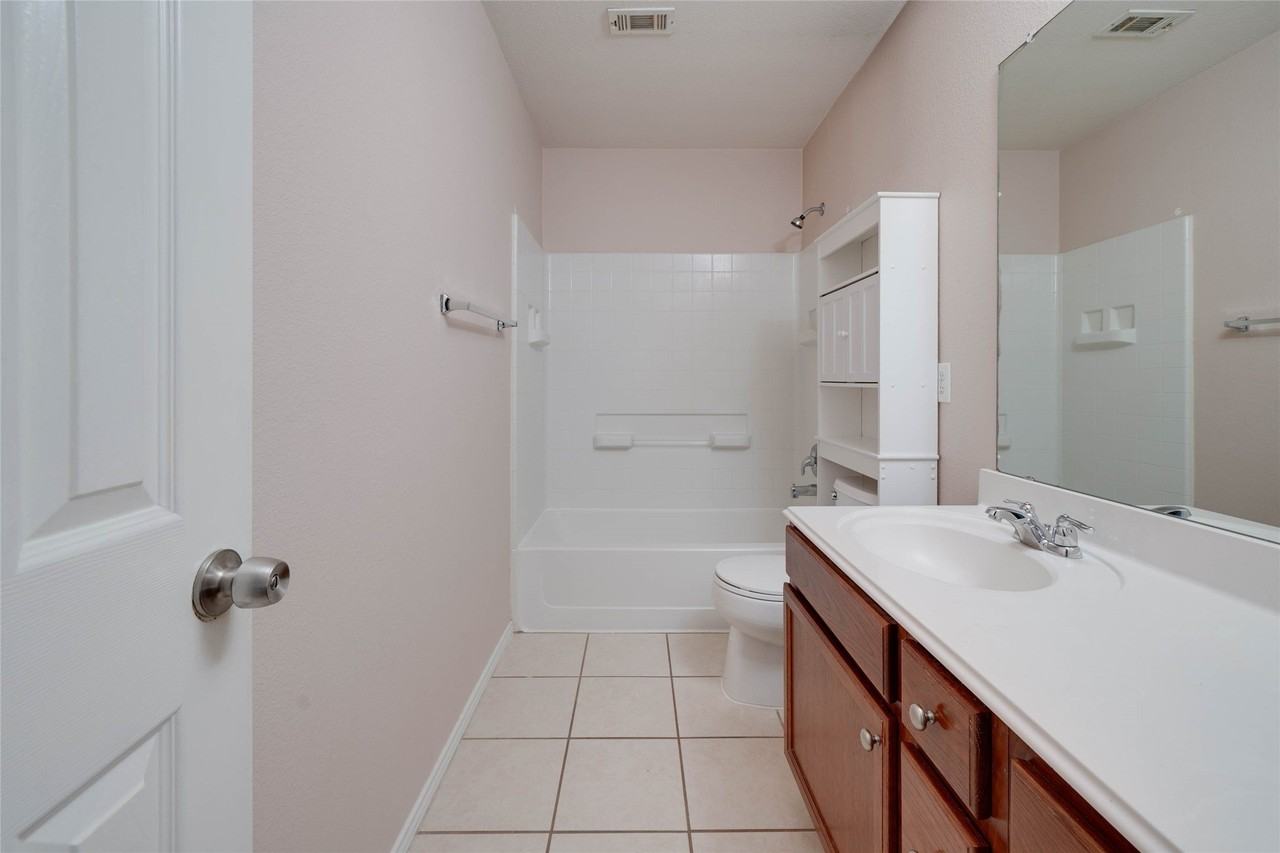 506 Hickory Ln - Photo 4 of 27