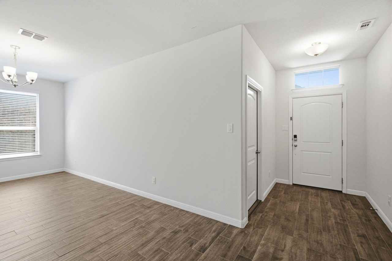 1113 Twin Brooks Ln - Photo 3 of 38