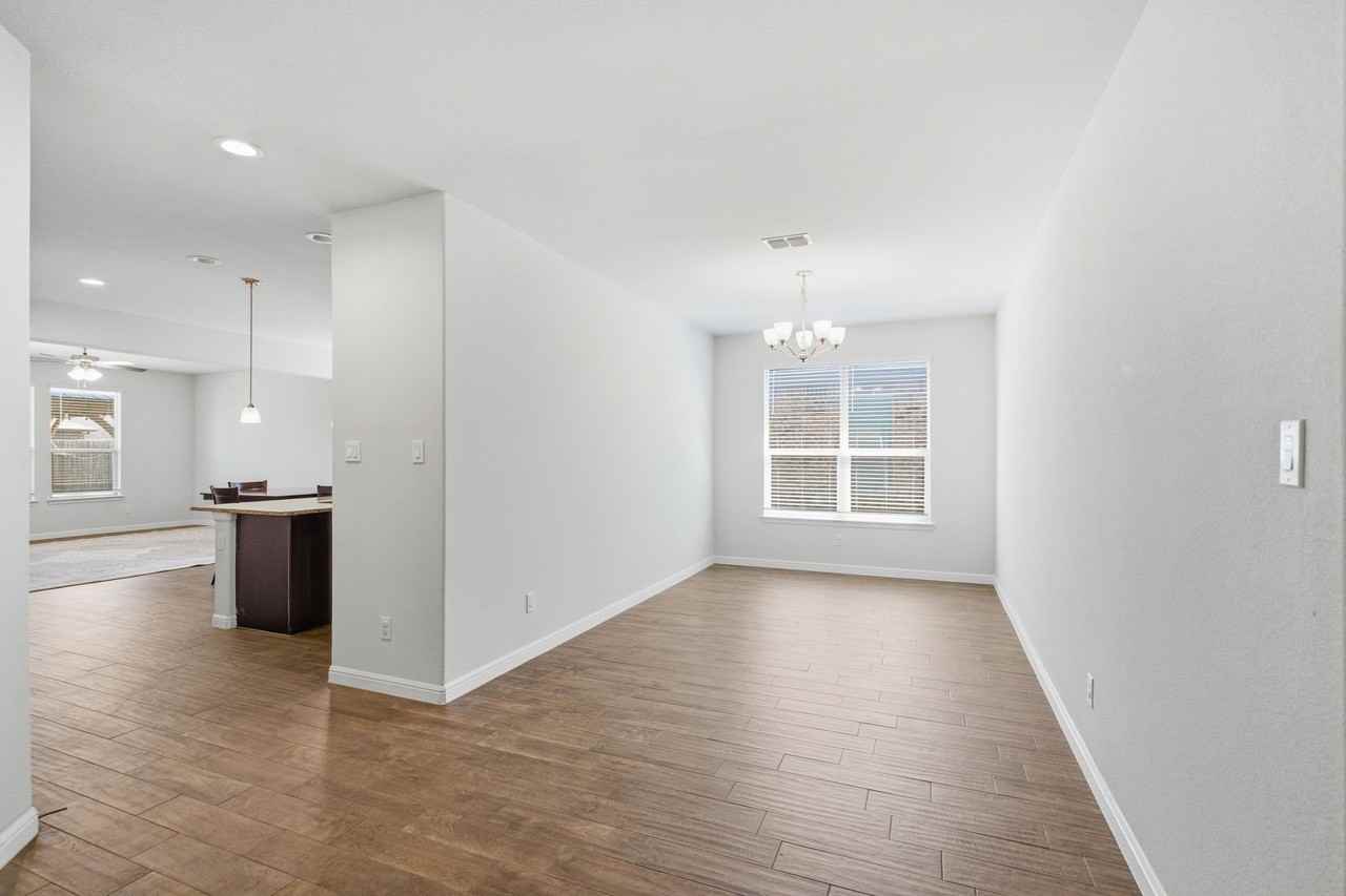 1113 Twin Brooks Ln - Photo 4 of 38