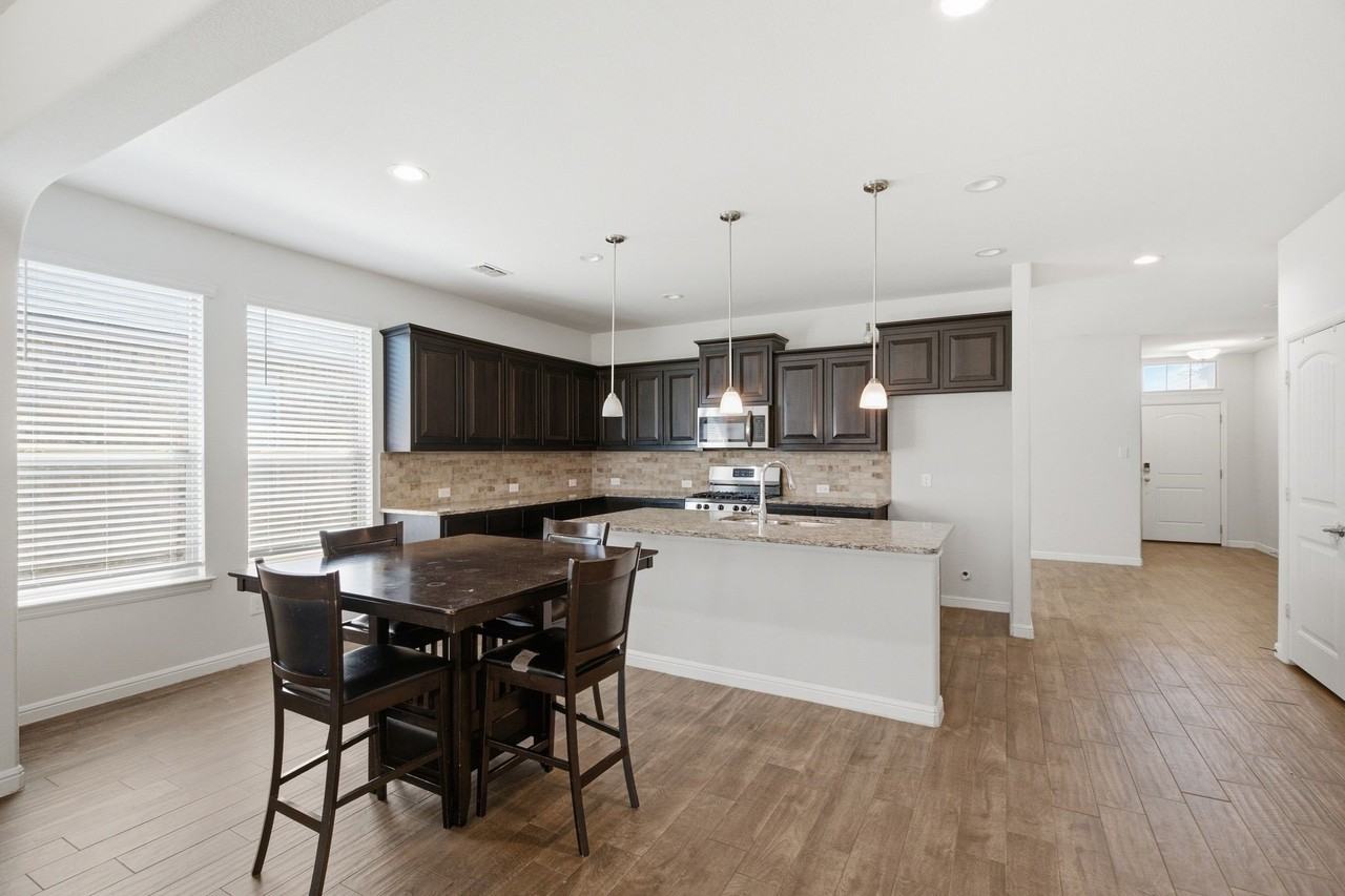 1113 Twin Brooks Ln - Photo 6 of 38