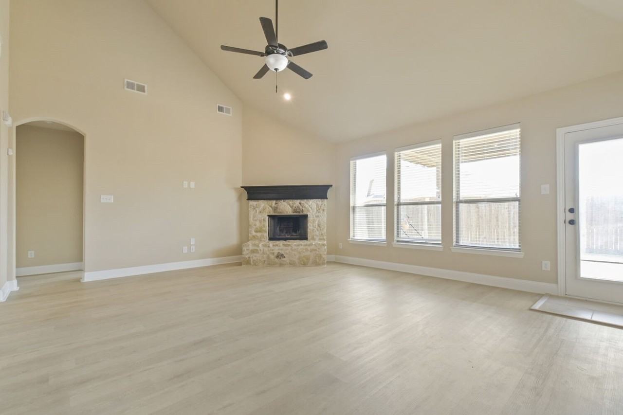 237 Frontier Dr - Photo 2 of 16