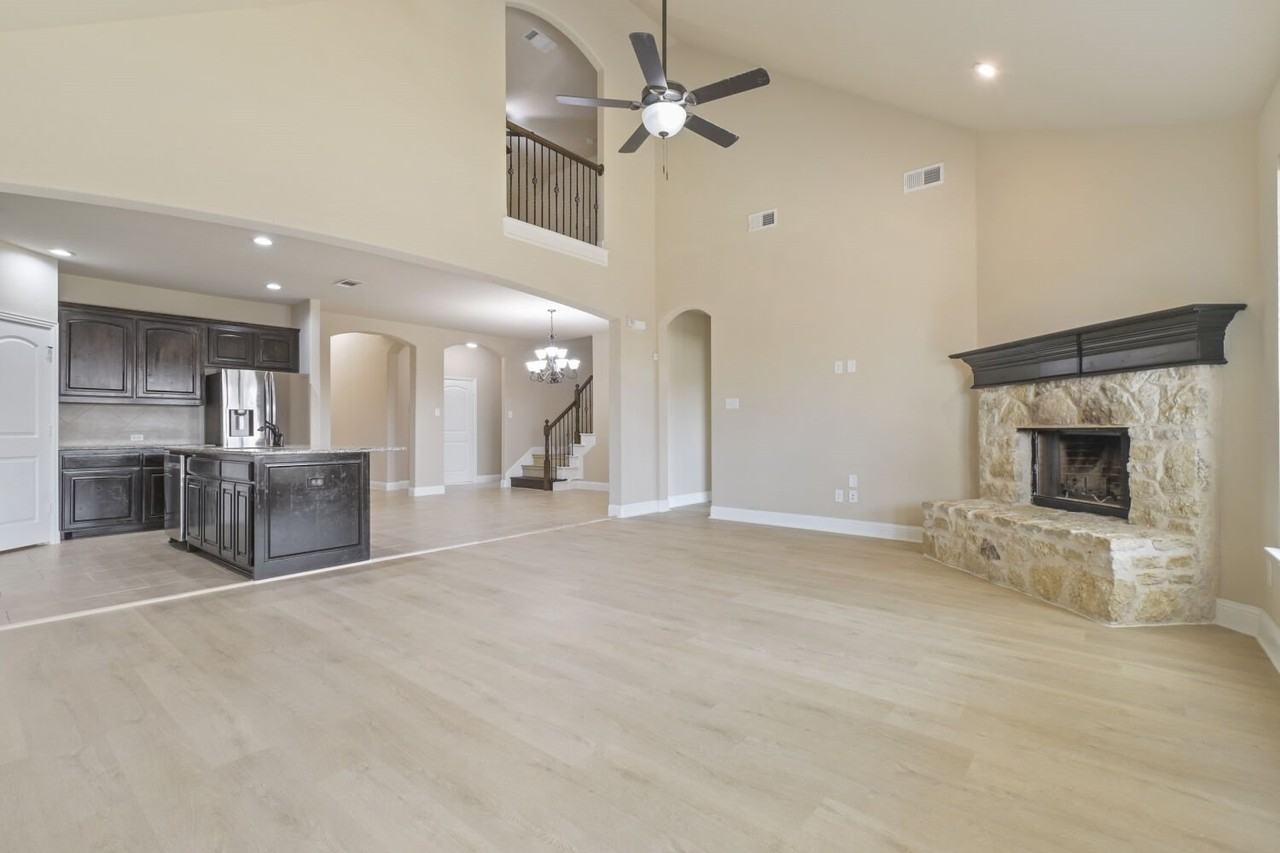 237 Frontier Dr - Photo 3 of 16