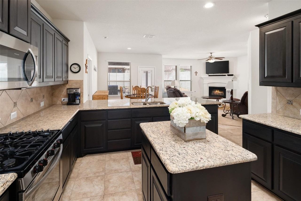 1309 Canary Ln - Photo 2 of 20
