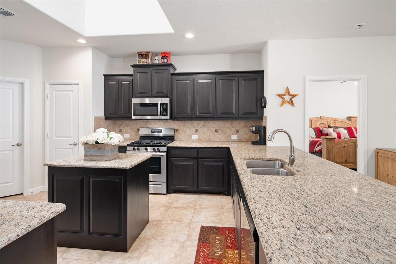 1309 Canary Ln - Photo 3 of 20