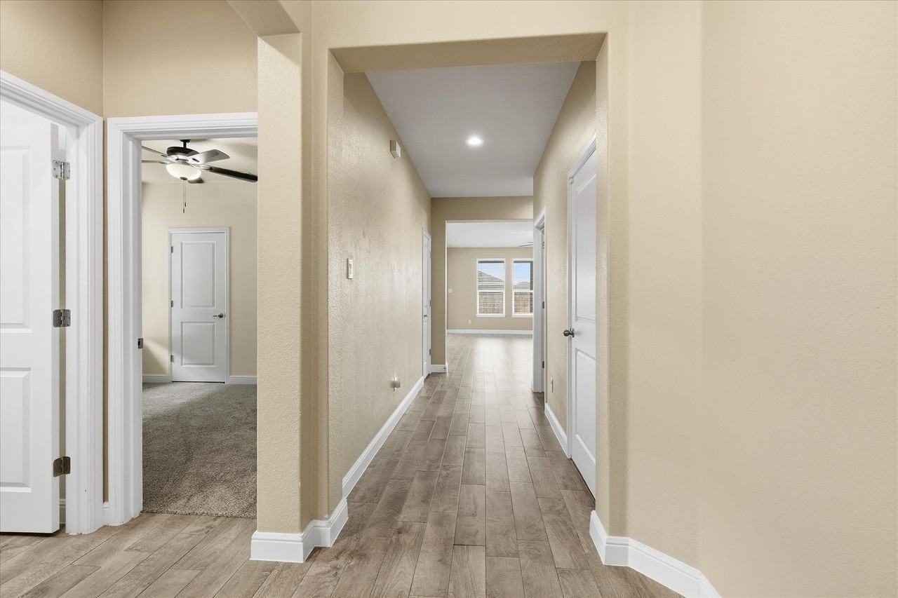 704 Wilmott Ter - Photo 5 of 31