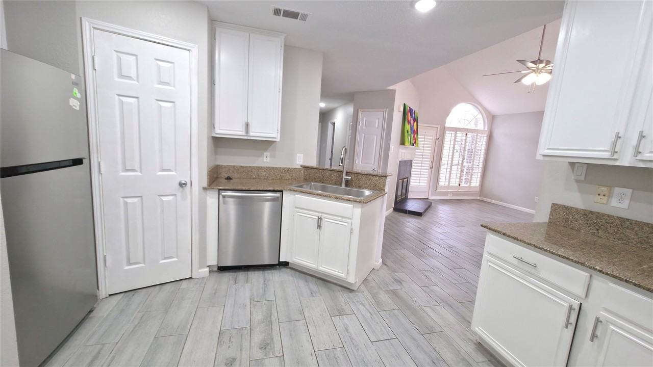 2956 S Bend Dr - Photo 7 of 29