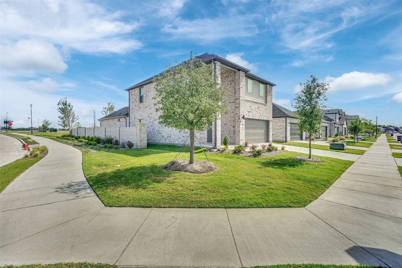 305 Millwood Rd - Photo 4 of 34