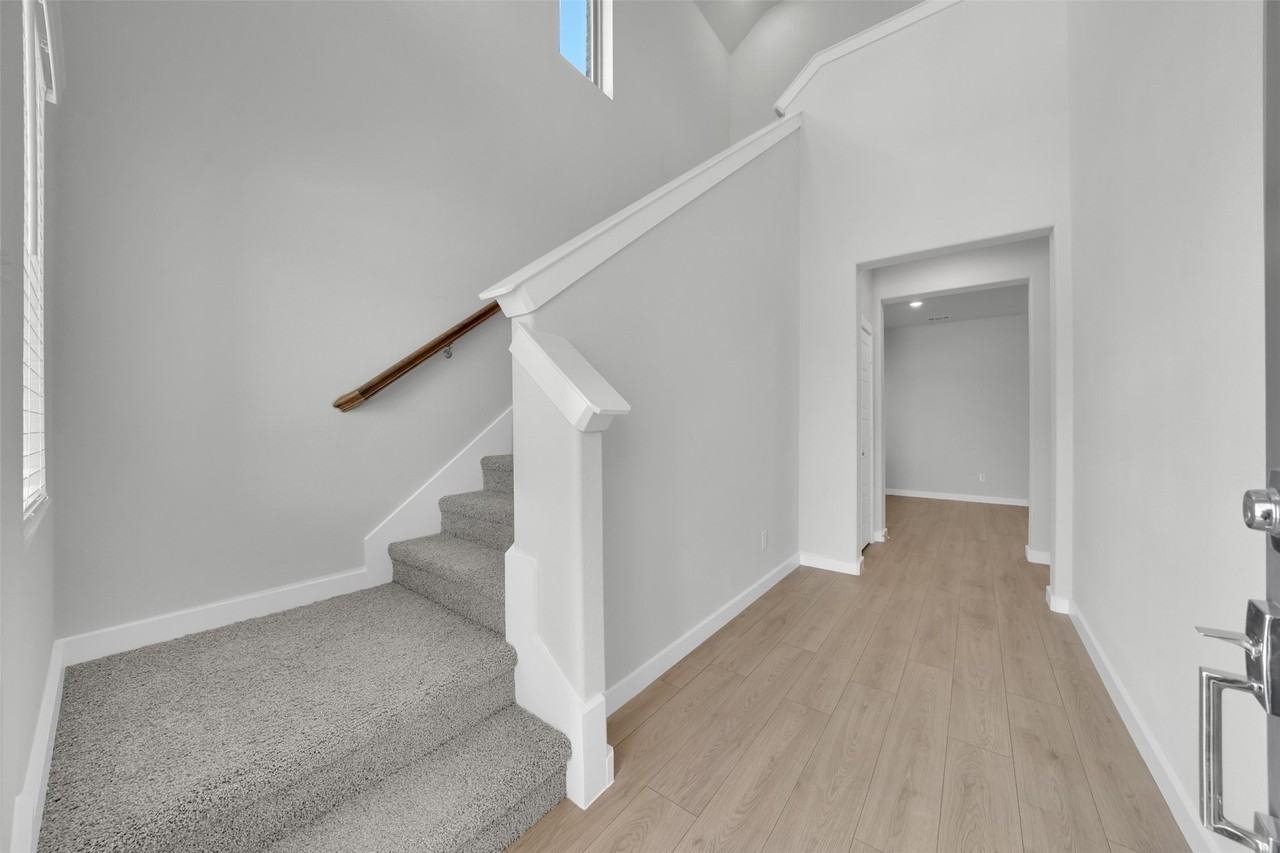 305 Millwood Rd - Photo 5 of 34