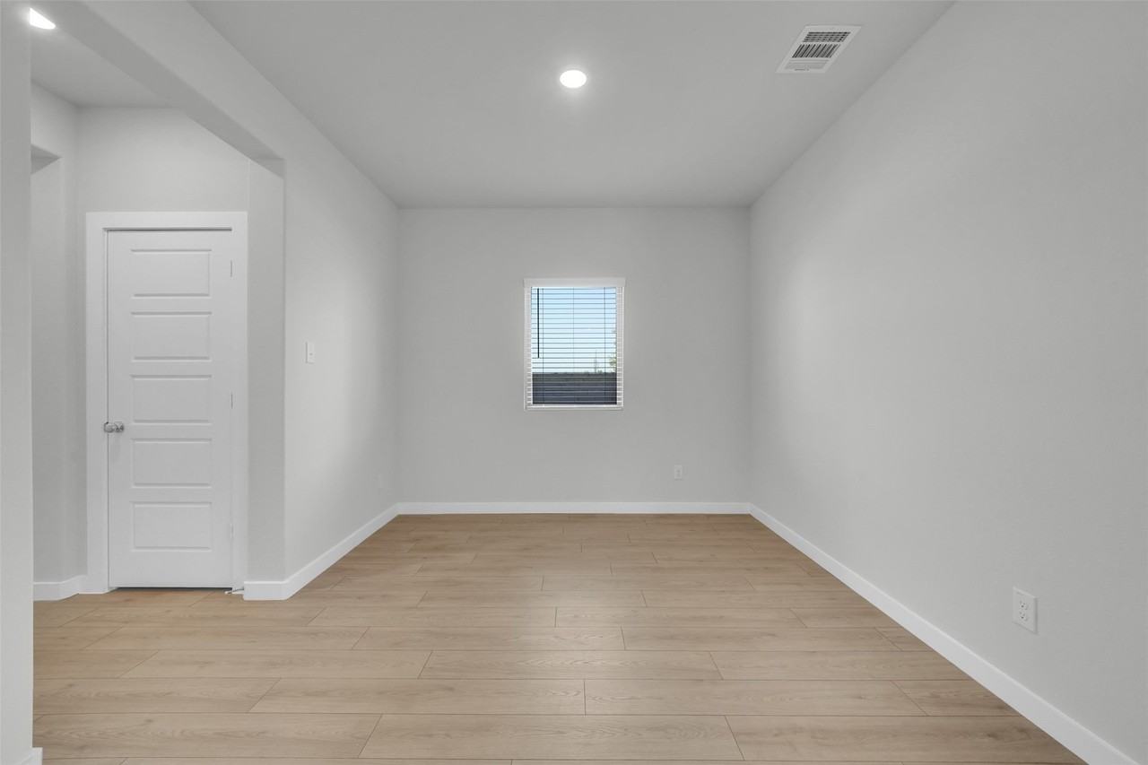 305 Millwood Rd - Photo 7 of 34
