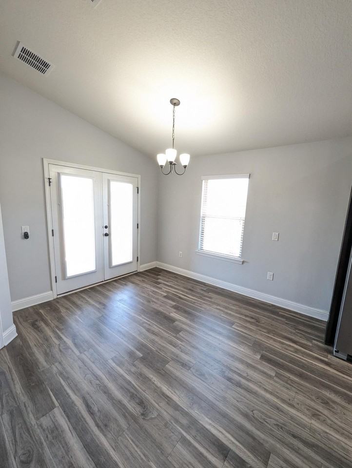 2401 Spur Ln - Photo 6 of 26
