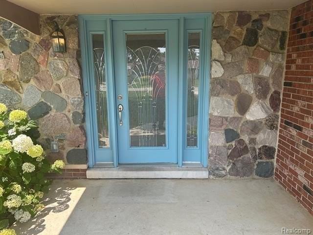 24915 Lakeland St - Photo 2 of 40