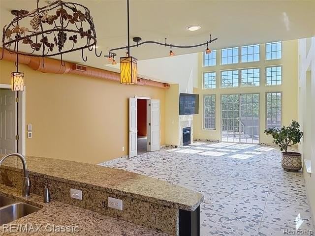 588 S Main St - Photo 4 of 32