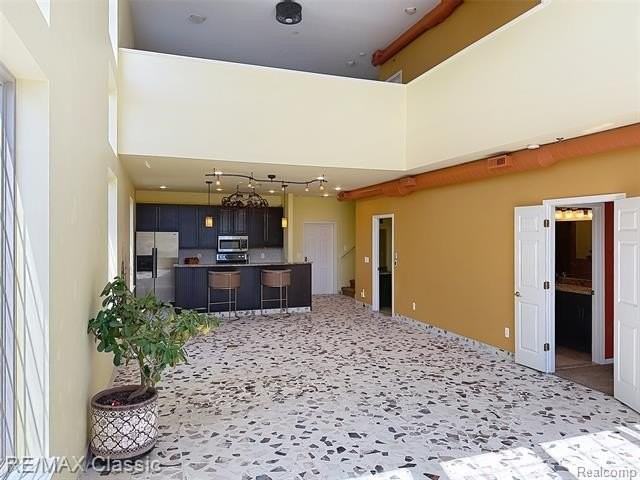588 S Main St - Photo 5 of 32