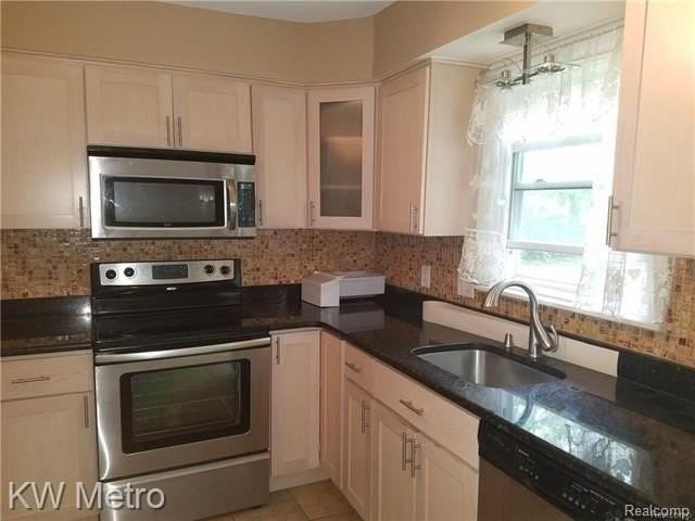 311 Woodlawn Ave - Photo 5 of 18