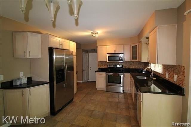 311 Woodlawn Ave - Photo 6 of 18