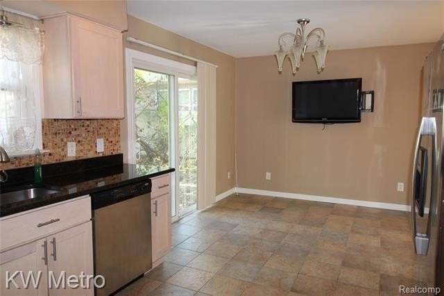 311 Woodlawn Ave - Photo 7 of 18