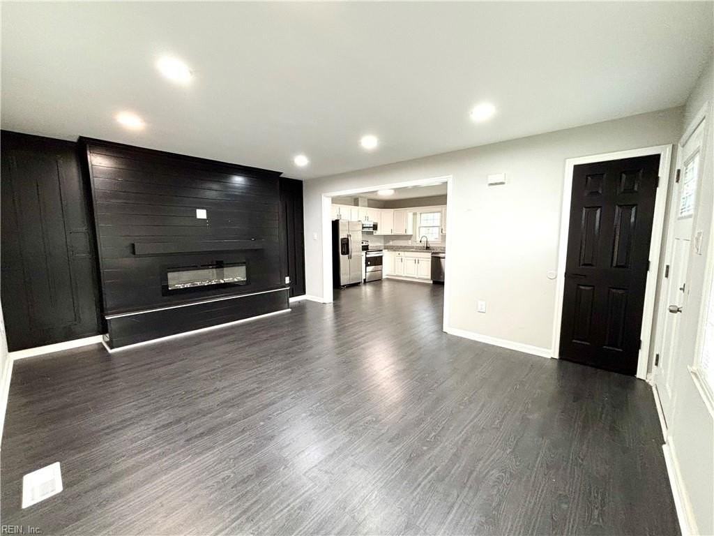 1040 W 35th St - Photo 3 of 14