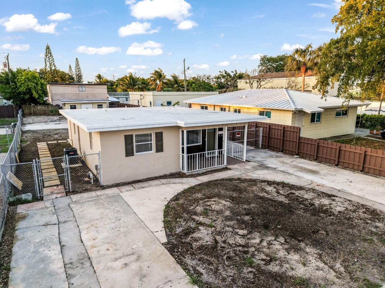 611 Ne 34th St - Photo 4 of 15