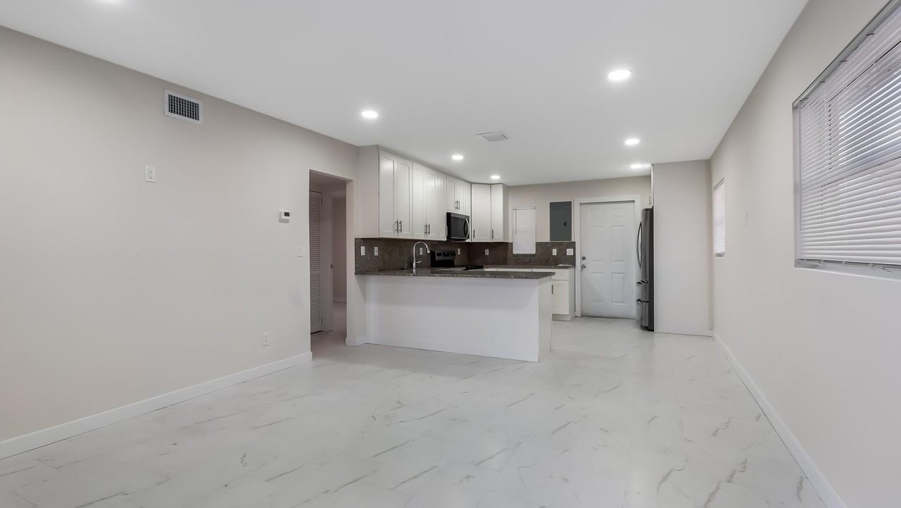 611 Ne 34th St - Photo 5 of 15