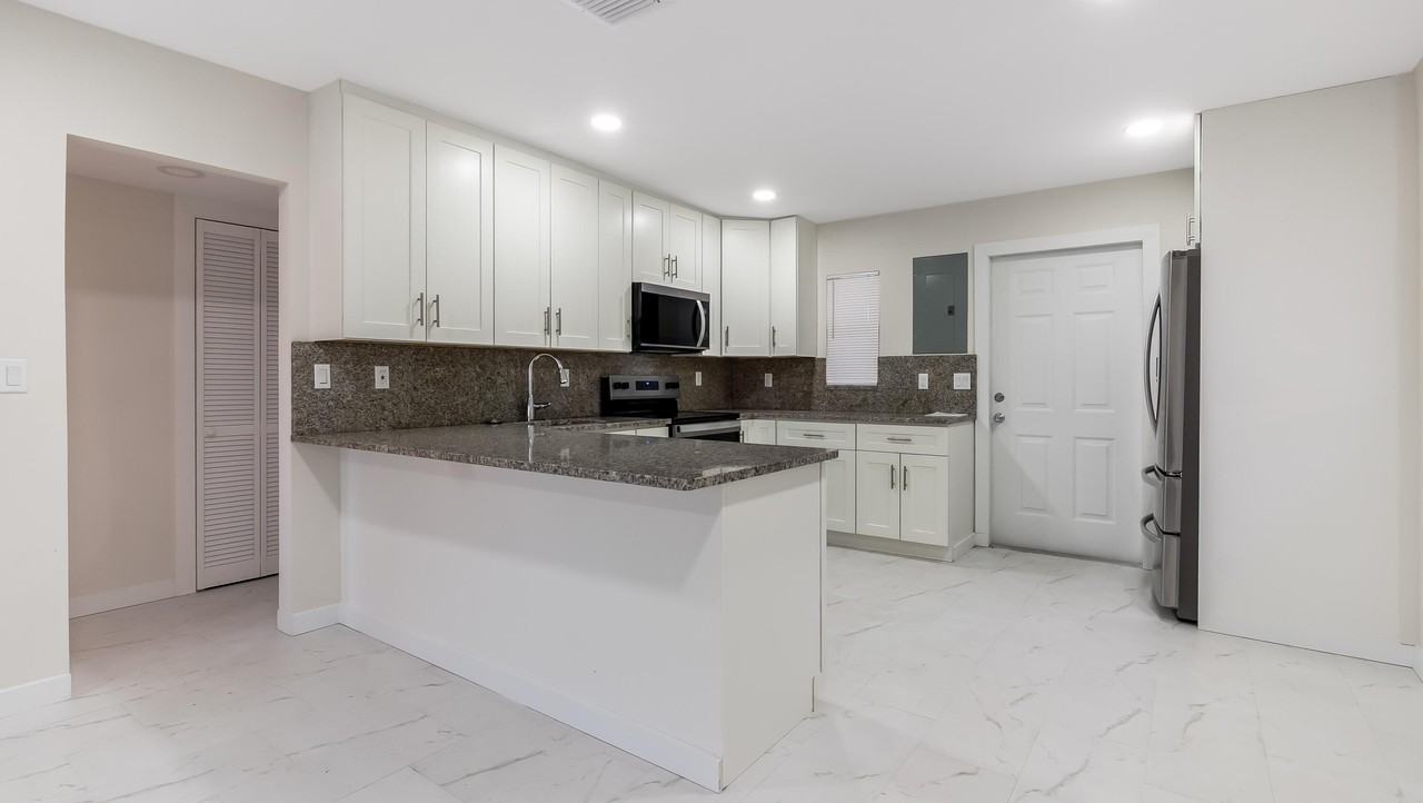 611 Ne 34th St - Photo 6 of 15