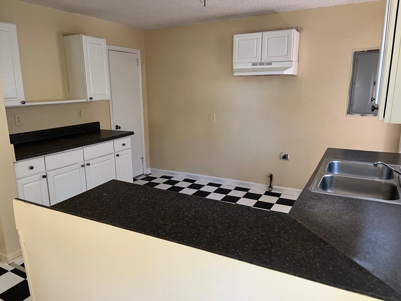 3811 Lyons St #1 - Photo 6 of 11