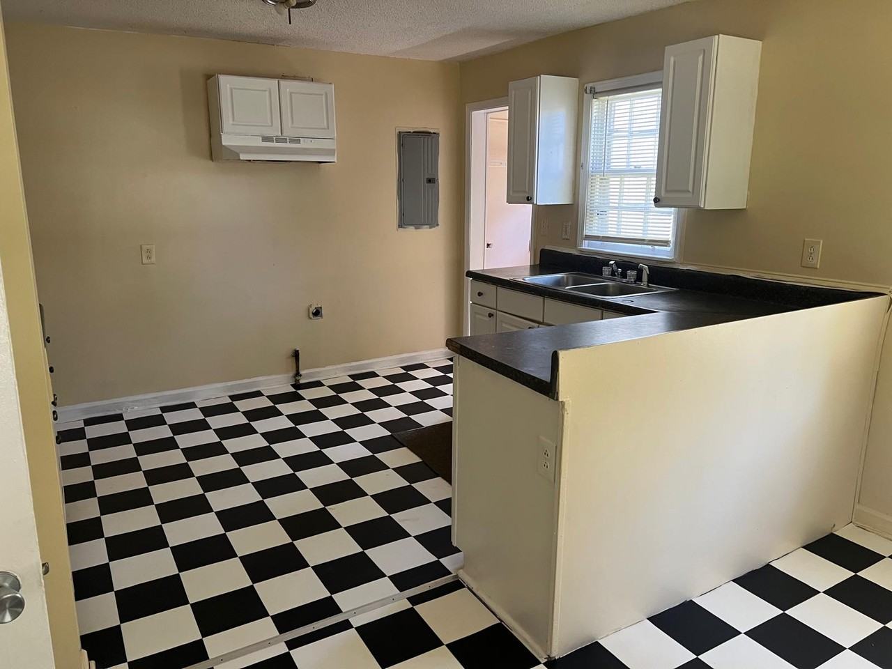 3811 Lyons St #1 - Photo 7 of 11