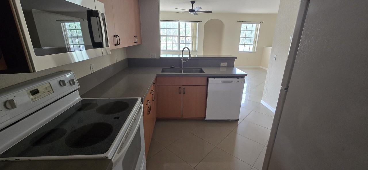 2505 Belmont Ln - Photo 3 of 11
