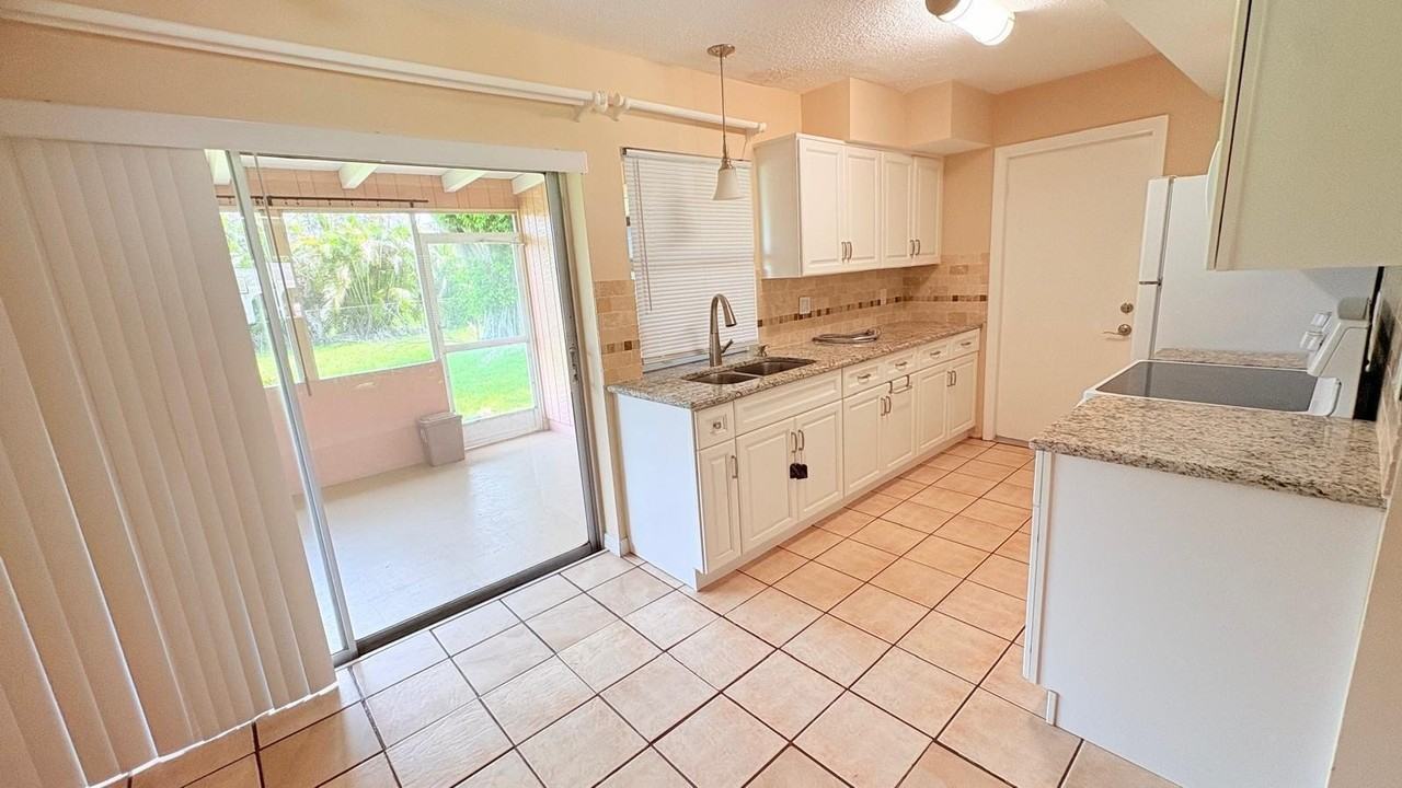 864 Se Festivo Ct - Photo 3 of 17