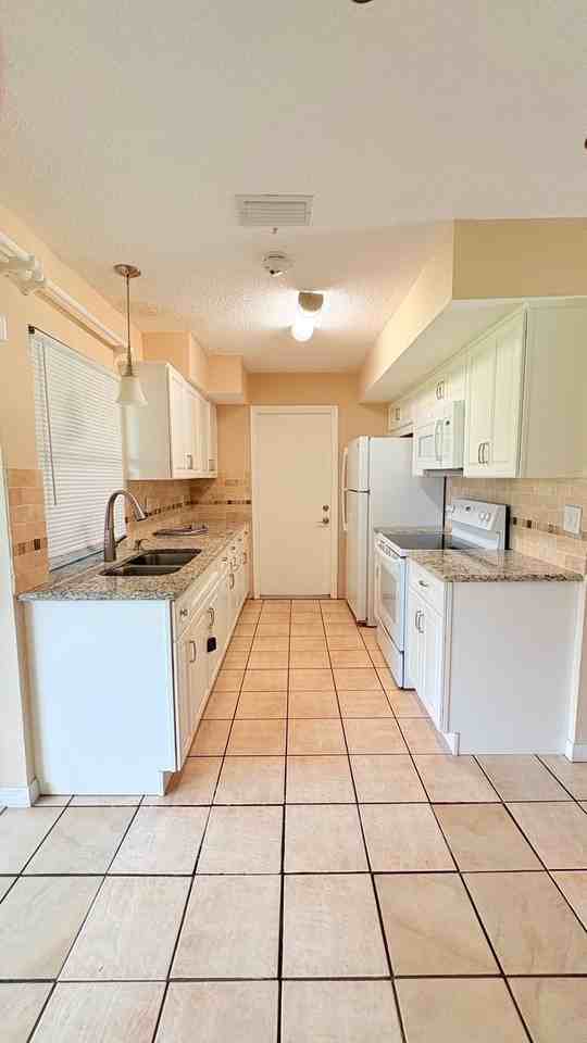 864 Se Festivo Ct - Photo 4 of 17