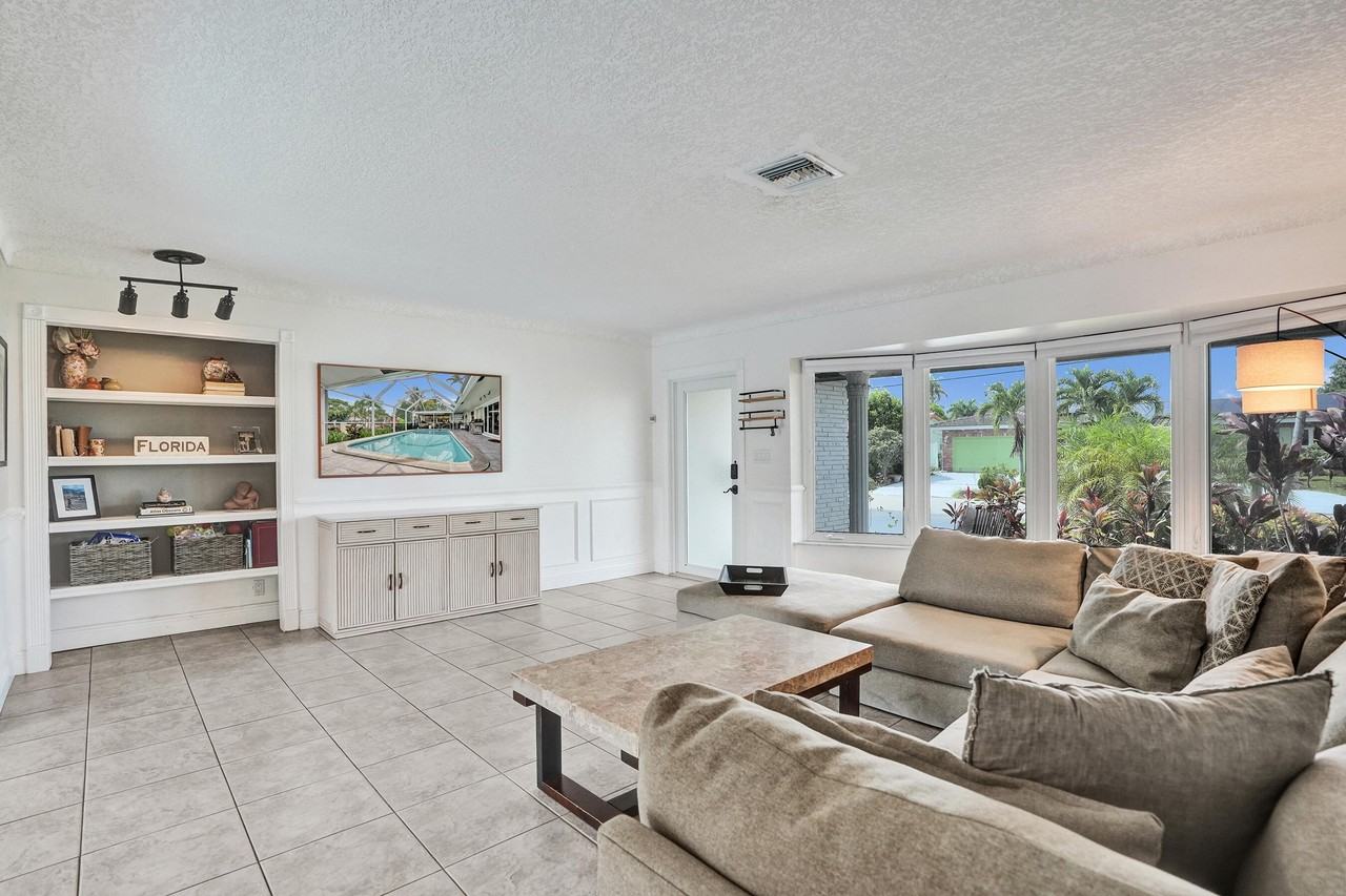 1430 Ne 57th St - Photo 3 of 38