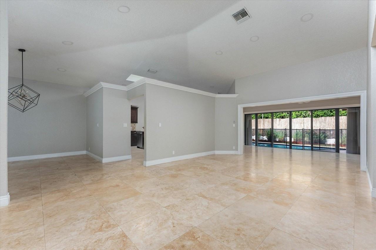 1598 Sw 5th Ave - Photo 4 of 36