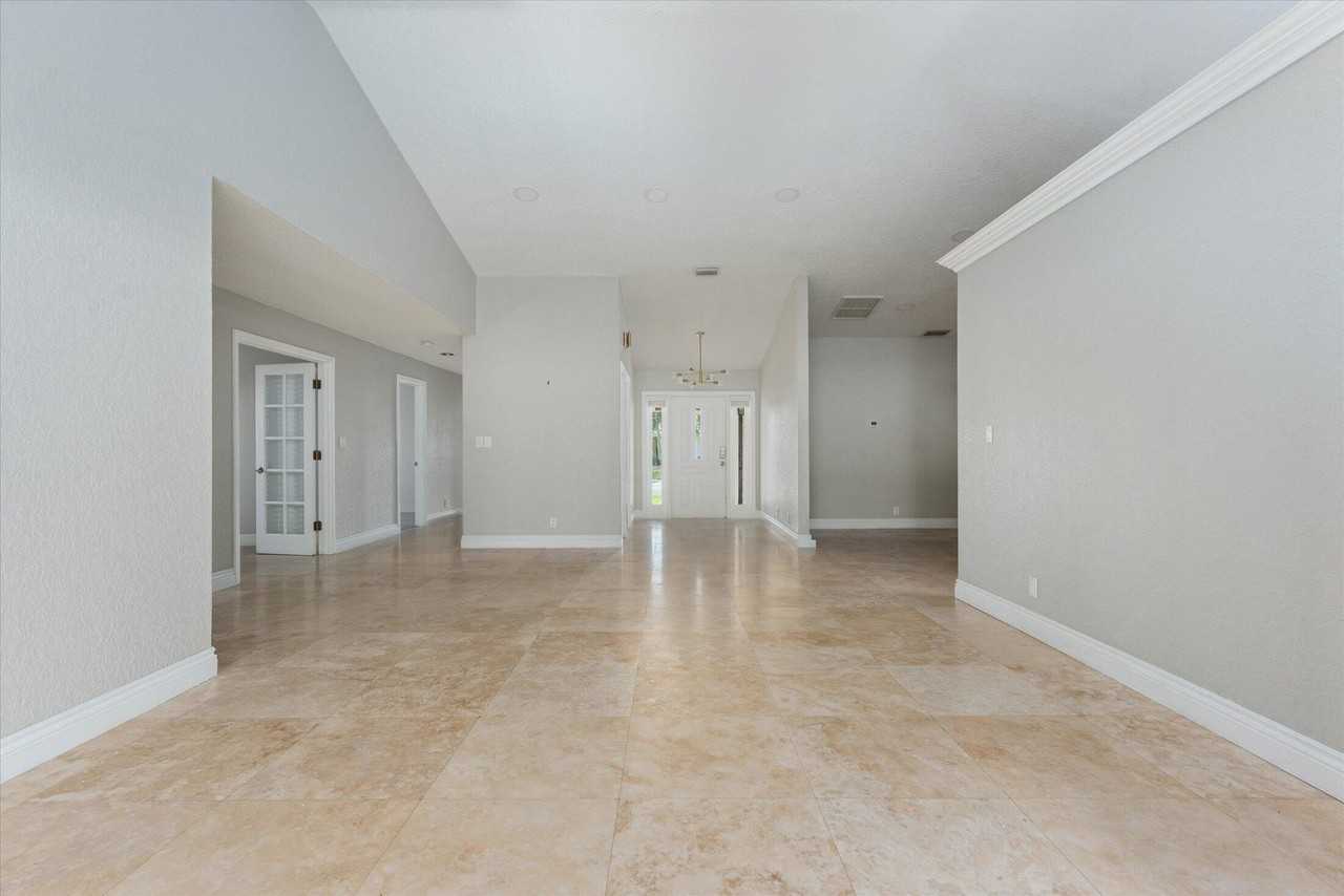 1598 Sw 5th Ave - Photo 5 of 36