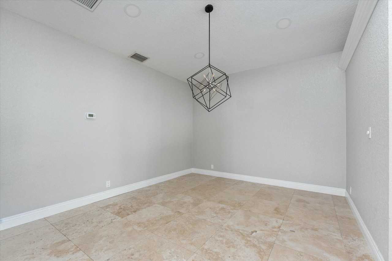 1598 Sw 5th Ave - Photo 6 of 36