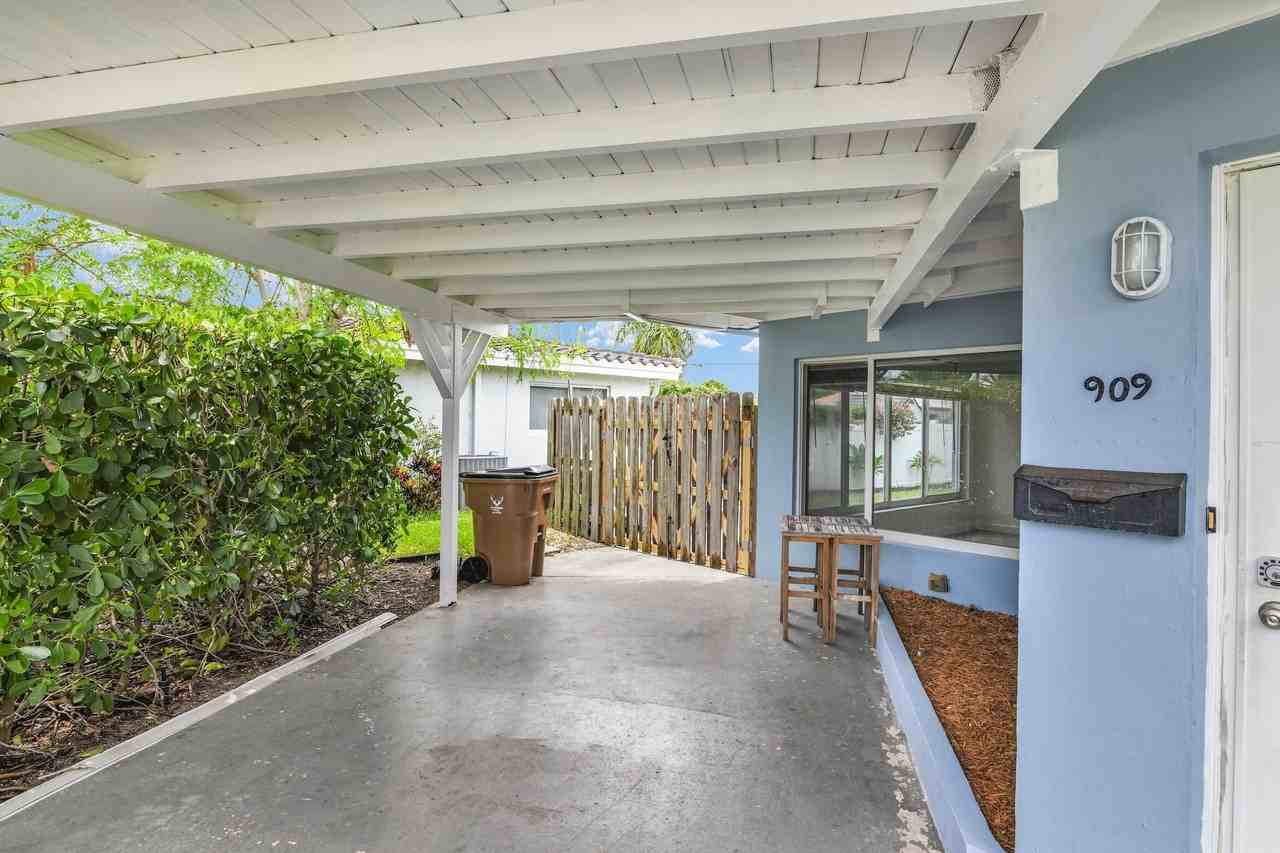 909 Se 16th Pl - Photo 3 of 30