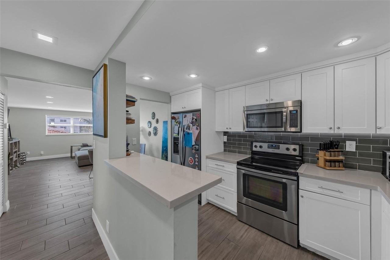 611 Ne 14th Ave #306 - Photo 2 of 25
