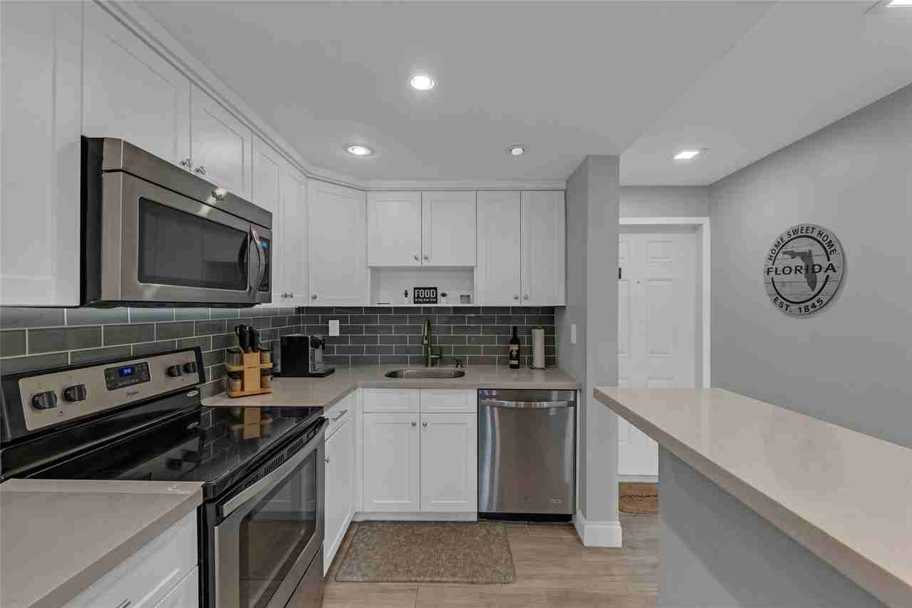 611 Ne 14th Ave #306 - Photo 3 of 25