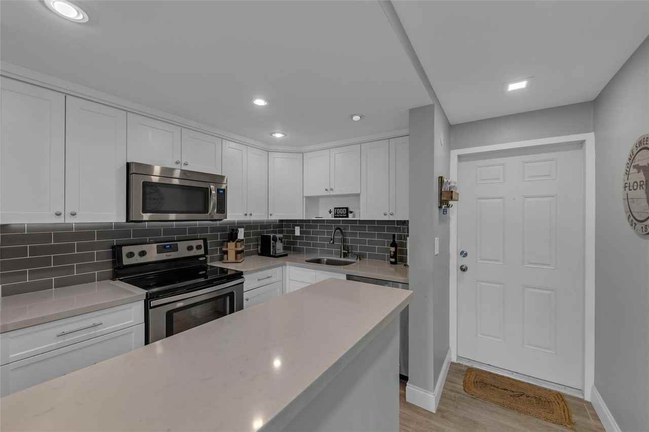 611 Ne 14th Ave #306 - Photo 4 of 25