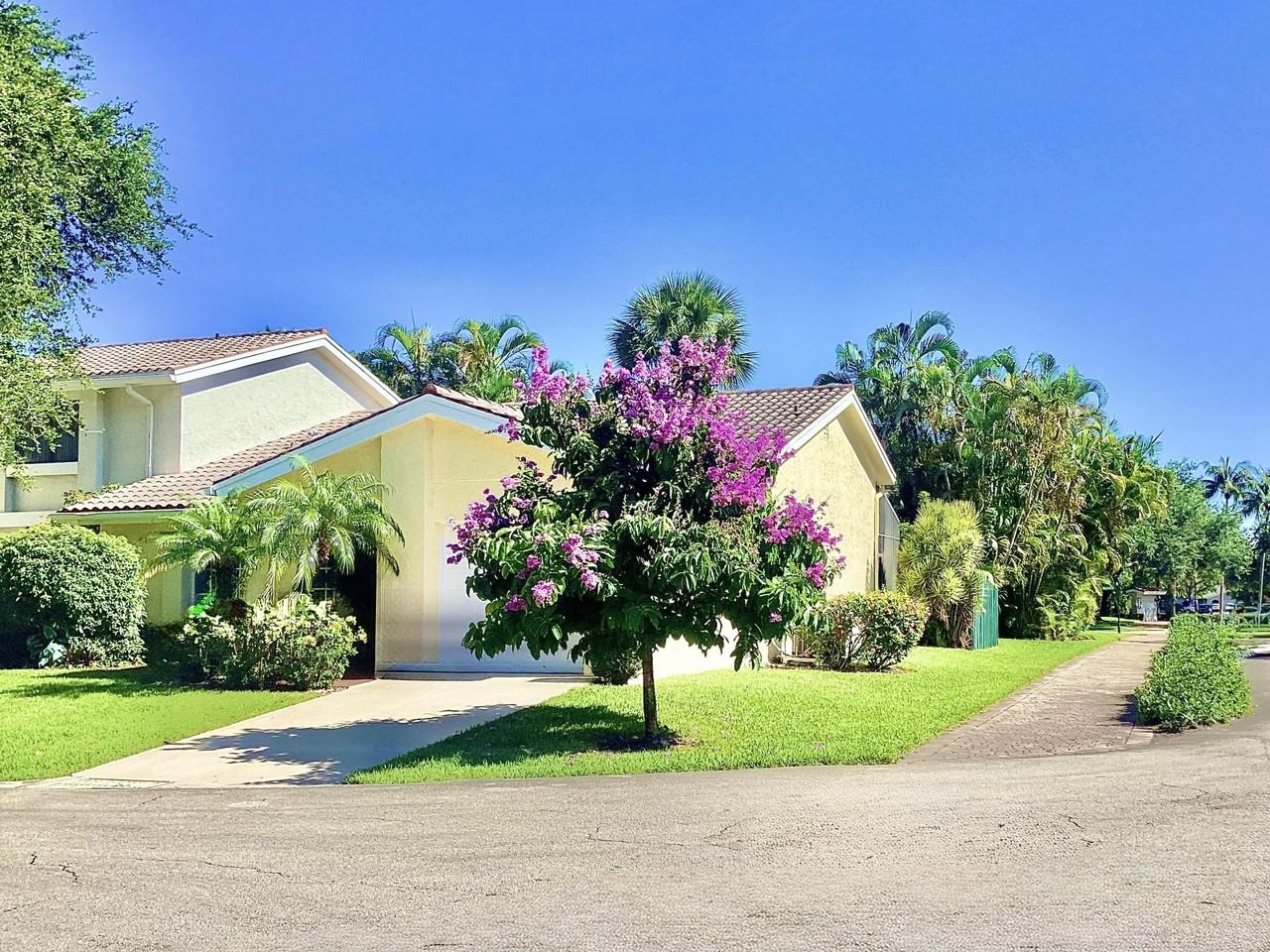 6105 Via Laguna Ln - Photo 4 of 50