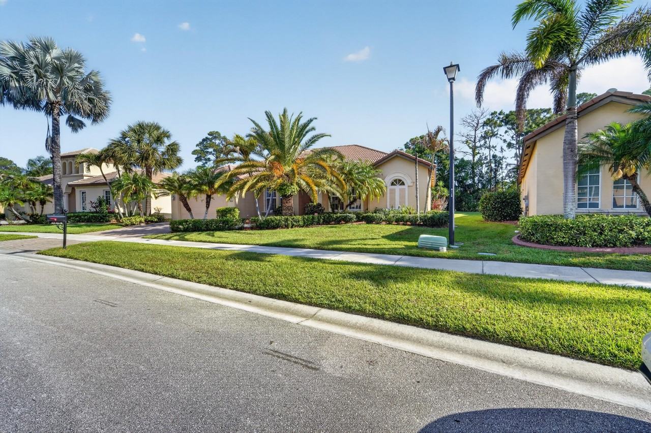 854 Sw Saint Tropez Ct - Photo 4 of 30