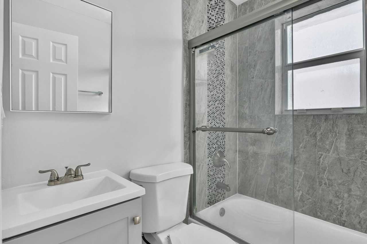 1142 Sw 4th St #10 - Photo 5 of 12