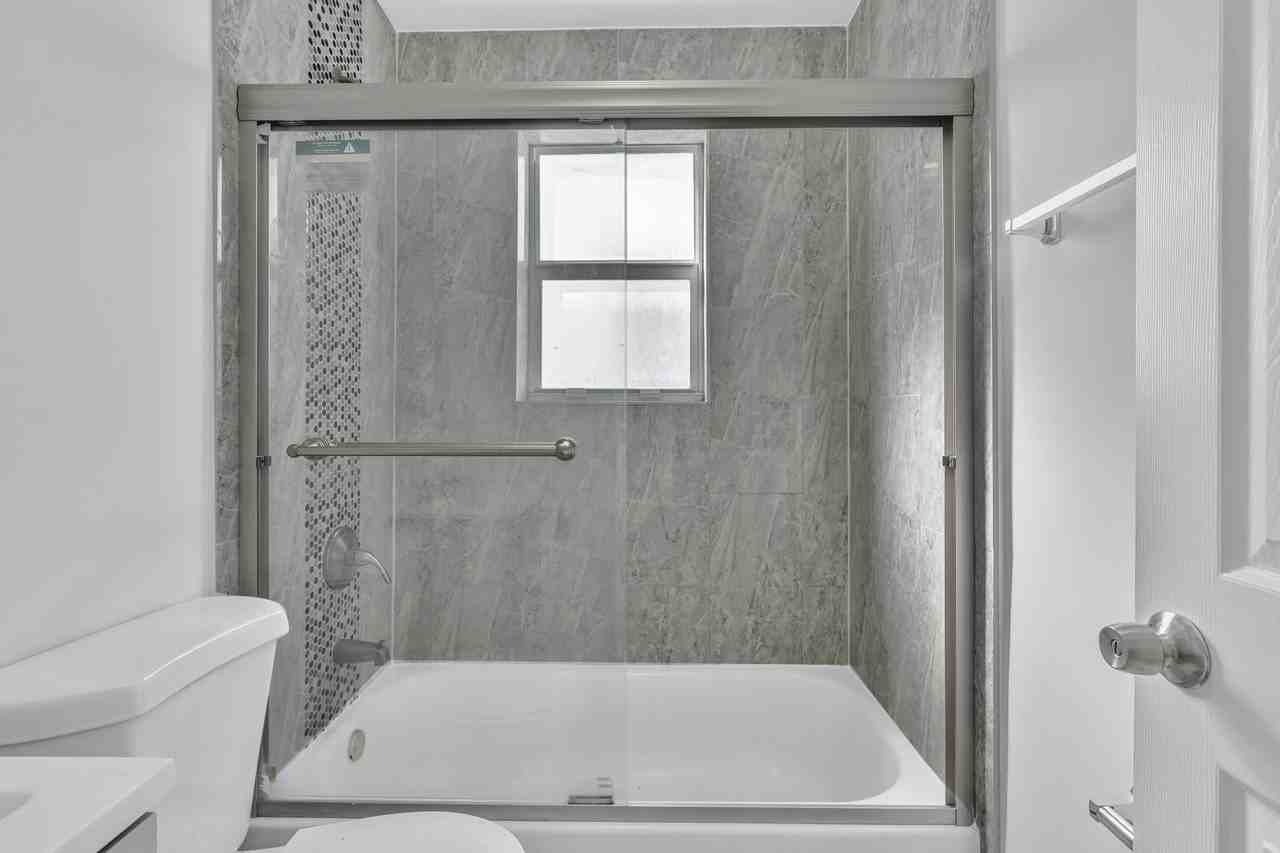 1142 Sw 4th St #10 - Photo 6 of 12