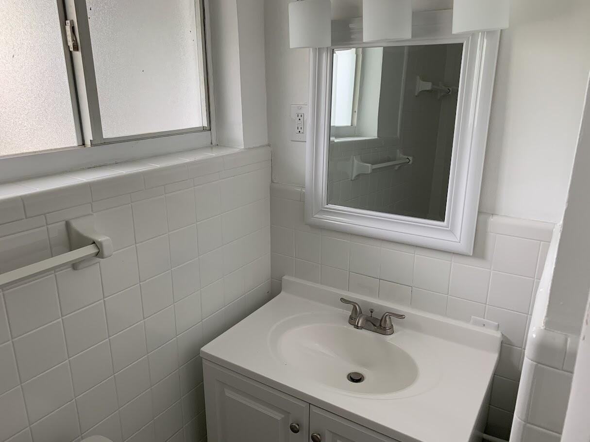 114 Nw 25th St #120B - Photo 6 of 8