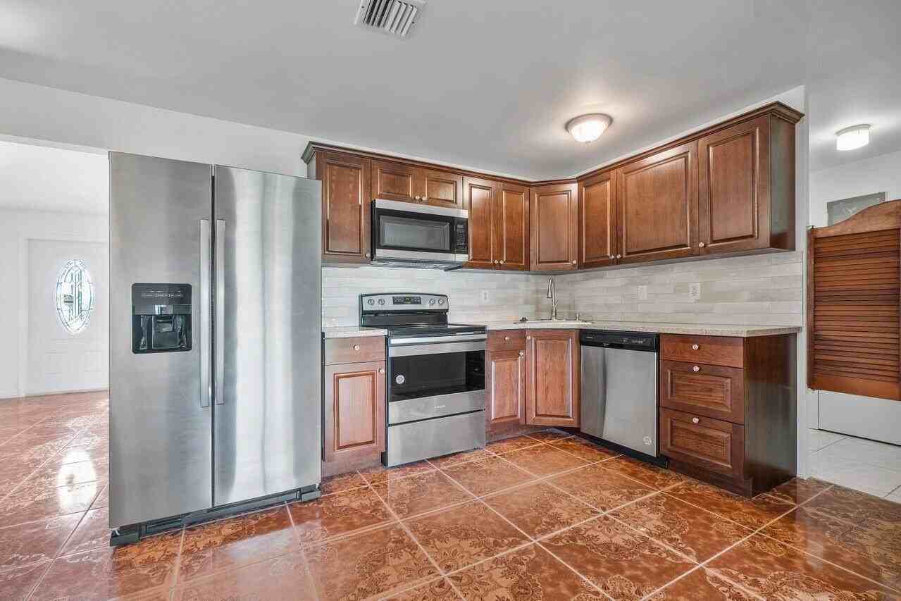 4271 Empress St - Photo 7 of 33