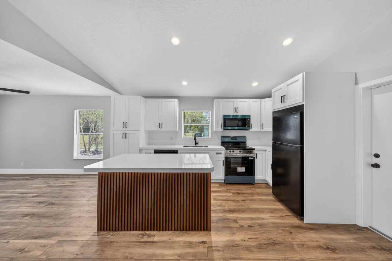 351 Nw 8th Ave - Photo 3 of 34