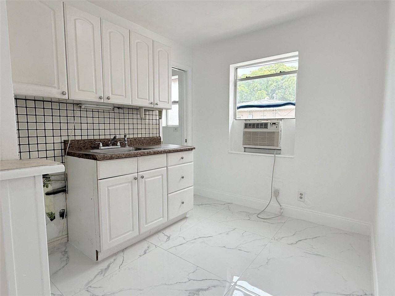 1850 Rodman St - Photo 4 of 12