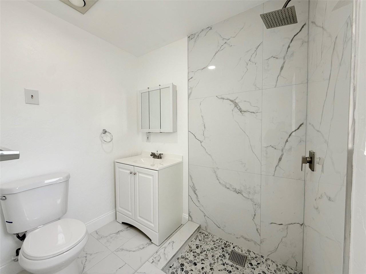 1850 Rodman St - Photo 5 of 12