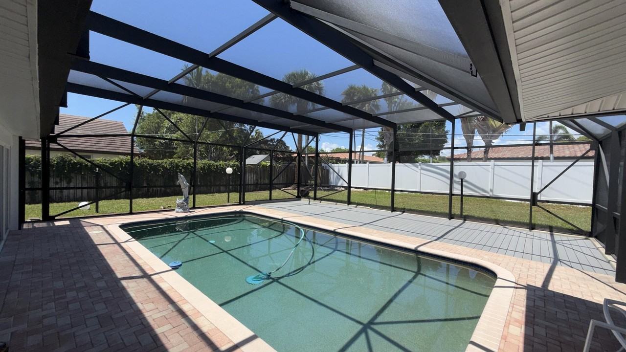 4755 Ne 23rd Ave - Photo 3 of 17