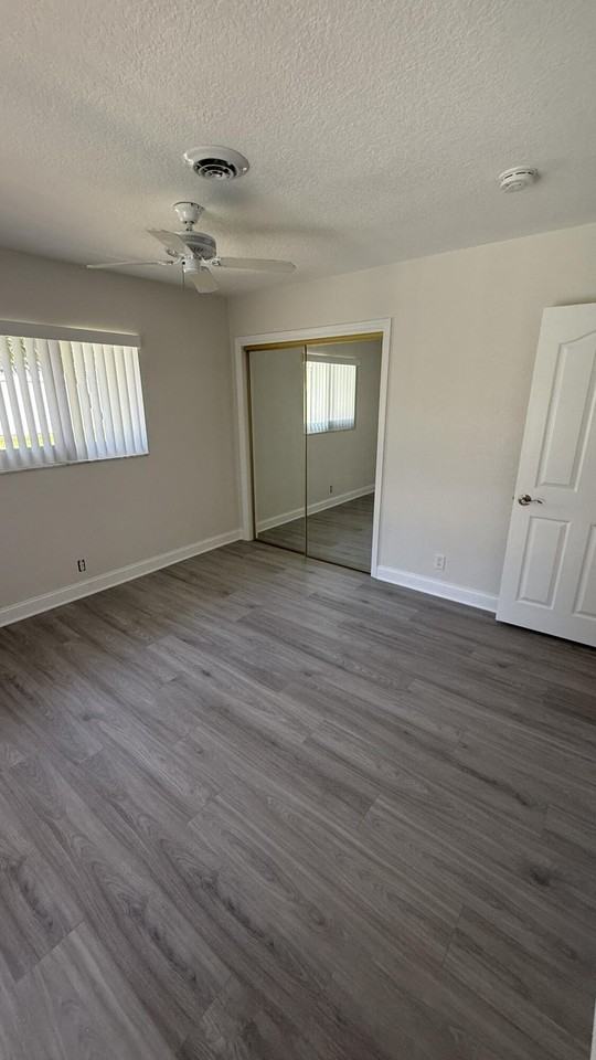 4755 Ne 23rd Ave - Photo 5 of 17